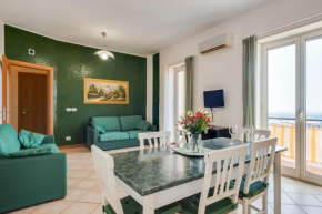 Roomy and Bright Apartment with Balconies x6, Catania